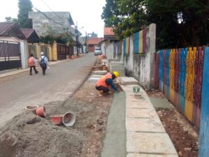 Antusias Warga Pondok Bambu, Dukung Penuh Peningkatan Saluran Air Di Jalan Haji Bakri