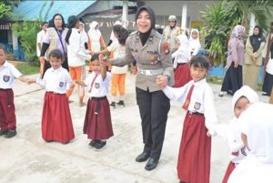 Personel Polwan Melakukan Pendampingan Psikososial Bagi Anak – Anak Di Pulau Rempang