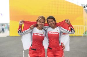 Atlet Balap Sepeda BMX Putri Indonesia Jasmine dan Amellya Nur Merayakan Raihan Medali,