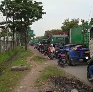 Depot Kontainer PT Seacon Bintang Sejahtera Menjadi Penyebab Kemacetan Yang Terjadi di Jalan Cakung Cilincing ( Cacing ) Jakut,