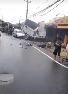 Kecelakaan Beruntun di Tugu Utara Jalur Puncak Bogor Mengakibatkan 14 Orang Luka – Luka