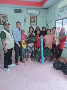 Ketua RW 008 Kelurahan Kapuk Bantu Warga Korban Kebakaran di Jalan Tenis Raya