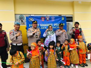 Polisi Sahabat Pelajar; Menanamkan Kecintaan Anak – Anak Sejak Dini Kepada Kepolisian