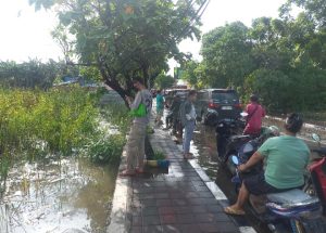 Akibat Diguyur Hujan Semalaman, Jalan Tembusan Sukapura Tergenang Air