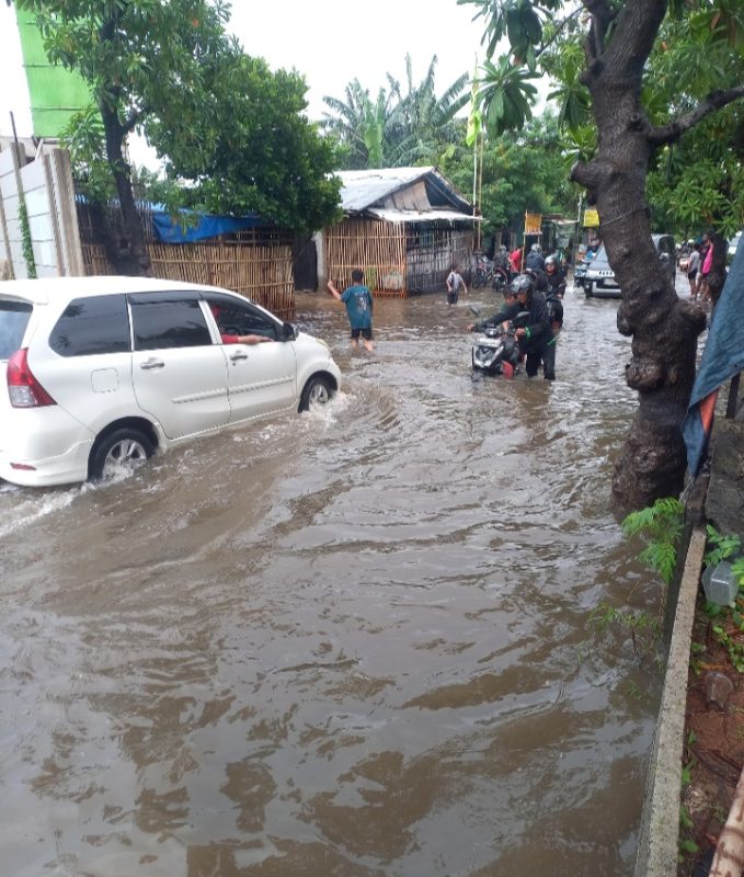 Banjir di Jalan Hyprida Kelapa Gading Mengakibatkan Belasan Motor Pada Mogok