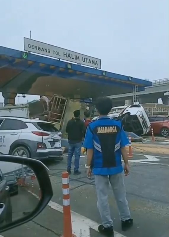 Truk Bermuatan Sofa Mengalami Kecelakaan Tabrakan Beruntun di Gerbang Tol Utama Halim Jakarta Timur