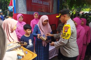 Bakti Sosial Polres Metro Jaktim Bersama Bayangkari Bagikan Ratusan Nasi Kotak