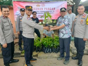 Dalam Rangka HUT ke-78 Bhayangkara Polsek Bandar Gebang Berkolaborasi Dengan Masyarakat