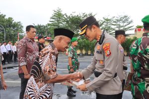 Polres Metro Bekasi Kota Menggelar Apel  Sekaligus Berikan Penghargaan Kepada TNI/Polri dan Masyarakat Berprestasi