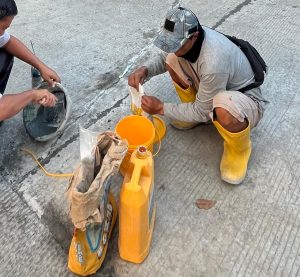 Pekerja Tengah Melakukan Injeksi Perbaikan Ratakan Jalan di Sungai Indragiri Semper Barat