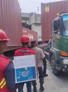 Kanitlantas Bagikan Snack dan Air Mineral kepada Sopir, Saat Antrian Panjang