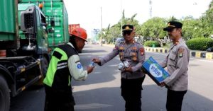 Satbimas dan Bhabinkamtibmas Bagikan Sarapan Gratis Untuk Satpam di Pelabuhan Tanjung Priok