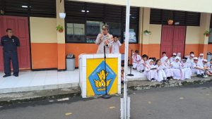 Polsek Jatinegara Laksanakan Program Senin Pintar, Berikan Pembinaan Kepada Pelajar SDN Cipinang Muara 04