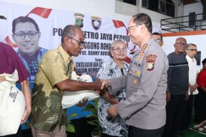 Polda Metro Jaya Gelar Panggung Rohani dan Bagikan Baksos di Kampung Ambon Jenis Ratusan Paket Sembako