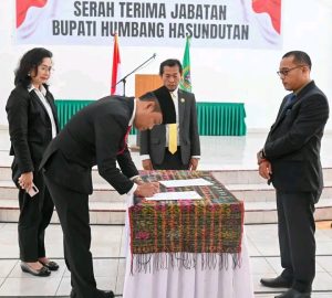 Serah Terima Jabatan Bupati Humbahas Oloan – Rebeka: Siap Melayani Masyarakat Sepenuh Hati