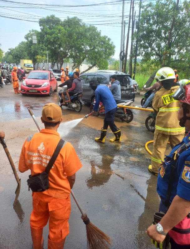 Dampak Lahan Sengketa di Jadikan Depo, Jalan Hyprida Sukapura Licin dan Rawan Kecelakaan